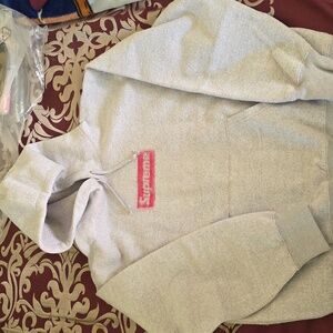 Supreme Heather Grey Sweatshirt Hoodie with Red Box Logo size Medium Brand New.